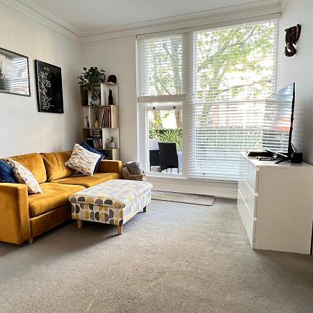Stylish One-Bedroom Rental With Private Patio In Zone 2 Λονδίνο Εξωτερικό φωτογραφία