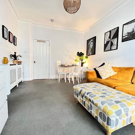Stylish One-Bedroom Rental With Private Patio In Zone 2 Λονδίνο Εξωτερικό φωτογραφία