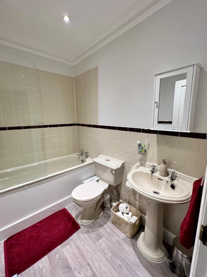 Stylish One-Bedroom Rental With Private Patio In Zone 2 Λονδίνο Εξωτερικό φωτογραφία