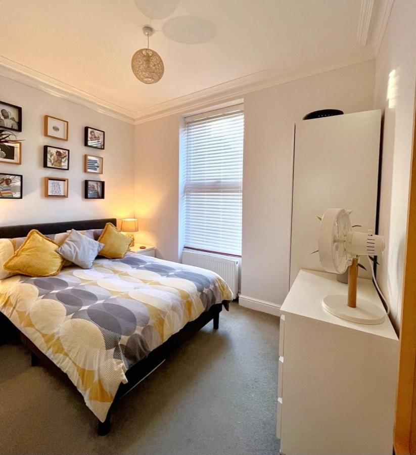 Stylish One-Bedroom Rental With Private Patio In Zone 2 Λονδίνο Εξωτερικό φωτογραφία