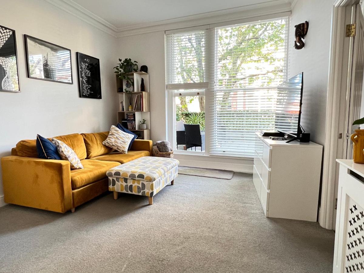 Stylish One-Bedroom Rental With Private Patio In Zone 2 Λονδίνο Εξωτερικό φωτογραφία
