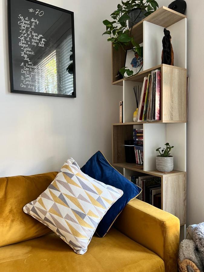 Stylish One-Bedroom Rental With Private Patio In Zone 2 Λονδίνο Εξωτερικό φωτογραφία