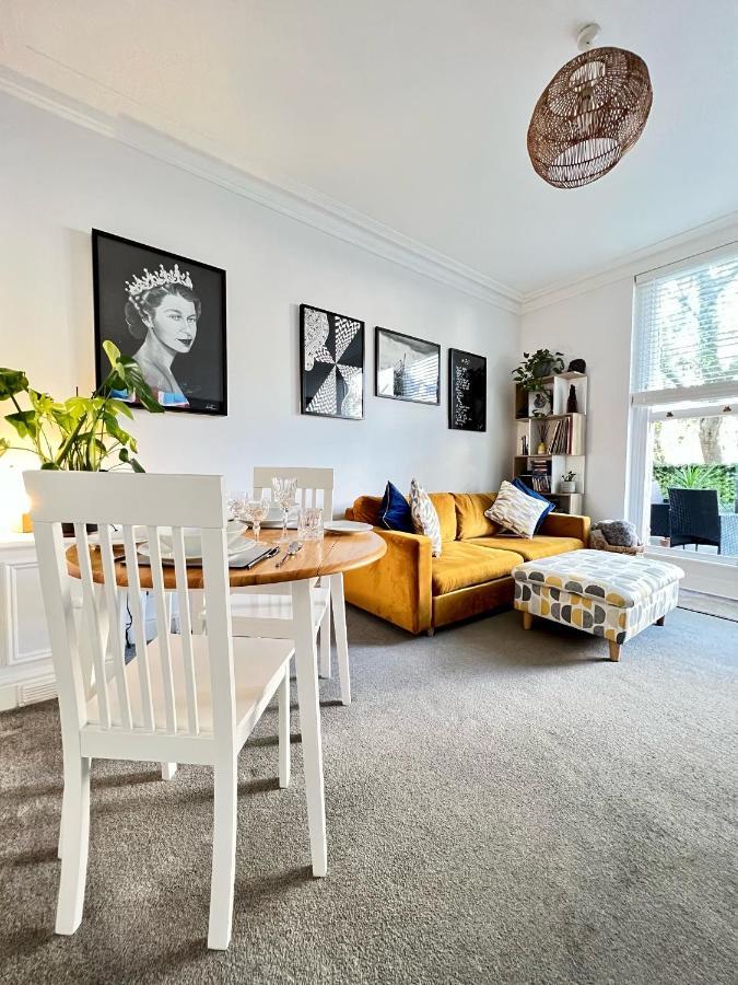 Stylish One-Bedroom Rental With Private Patio In Zone 2 Λονδίνο Εξωτερικό φωτογραφία