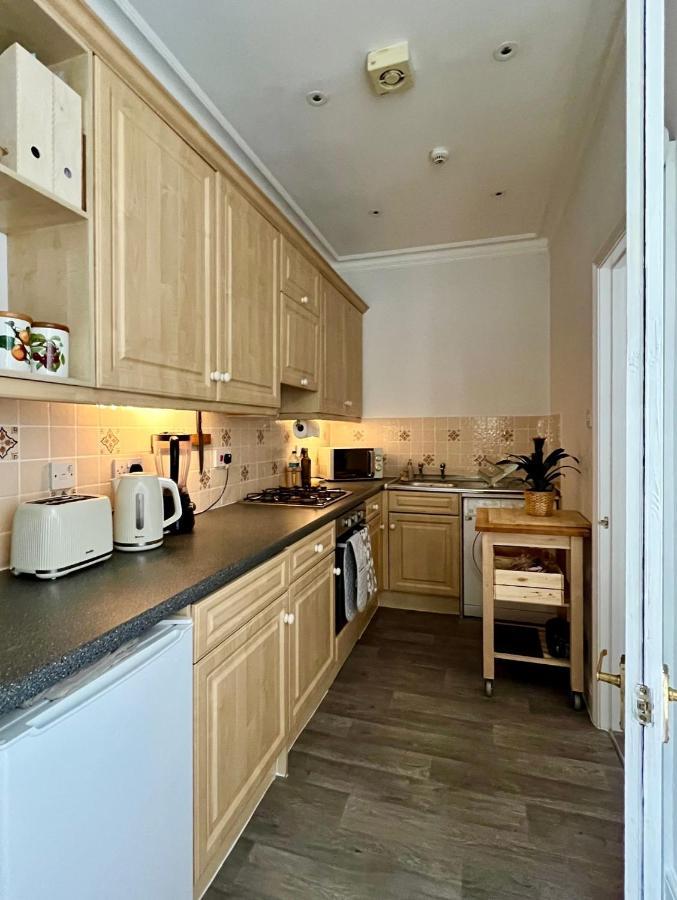 Stylish One-Bedroom Rental With Private Patio In Zone 2 Λονδίνο Εξωτερικό φωτογραφία