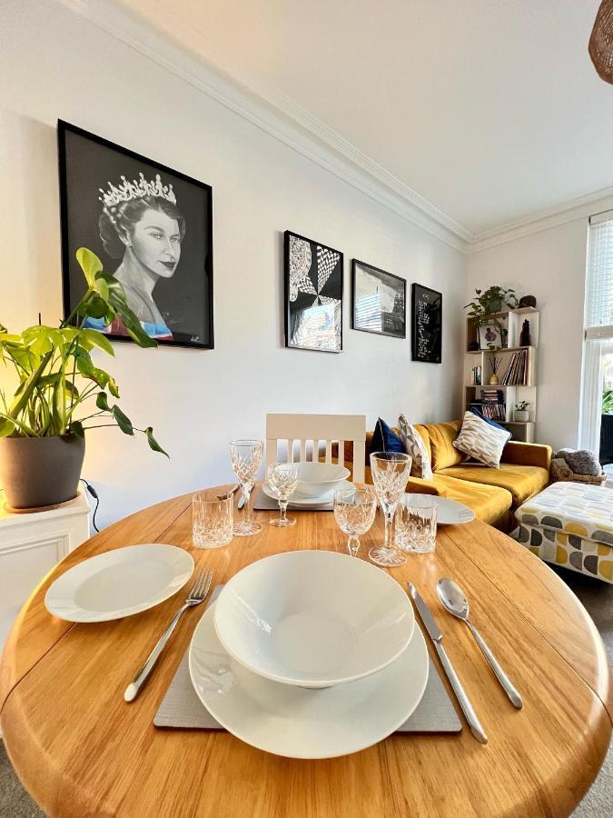 Stylish One-Bedroom Rental With Private Patio In Zone 2 Λονδίνο Εξωτερικό φωτογραφία