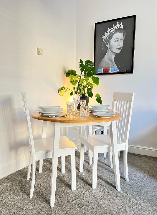 Stylish One-Bedroom Rental With Private Patio In Zone 2 Λονδίνο Εξωτερικό φωτογραφία