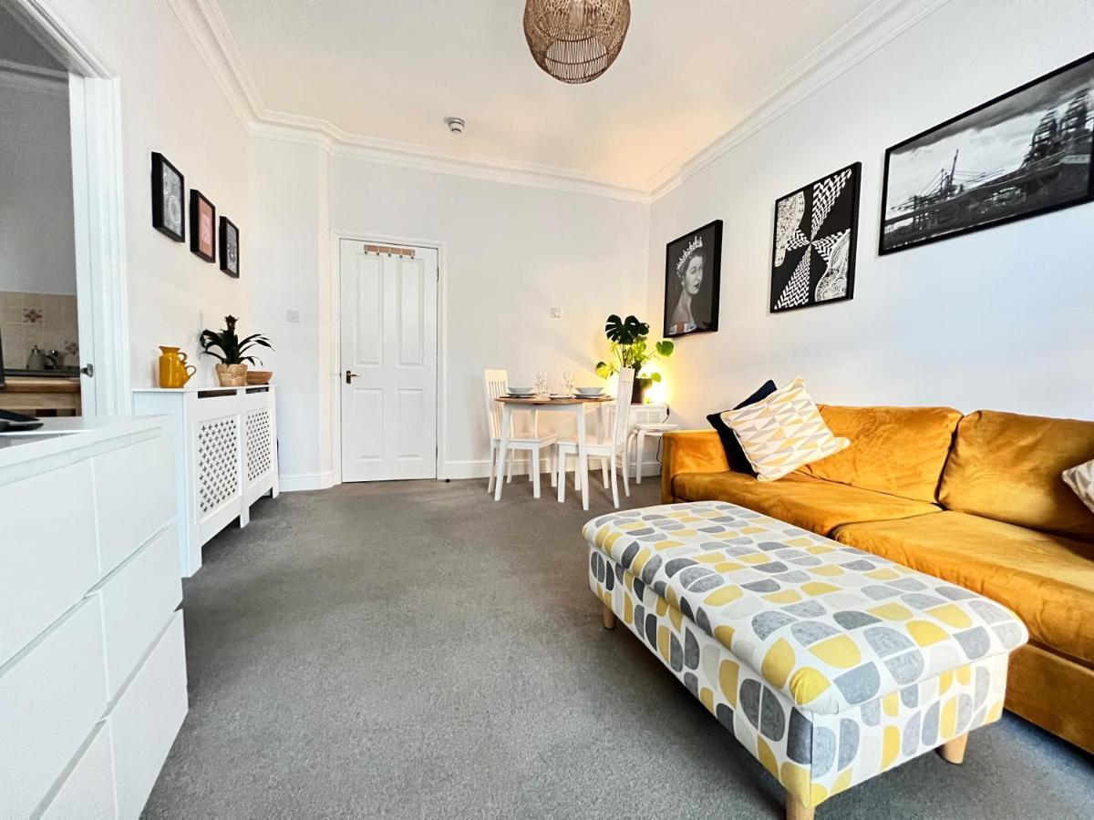 Stylish One-Bedroom Rental With Private Patio In Zone 2 Λονδίνο Εξωτερικό φωτογραφία